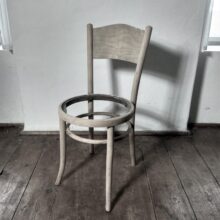 židle z ohýbaného dřeva v předrenovačním stavu