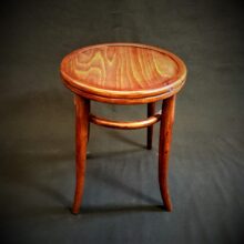 stolička z ohýbaného dřeva